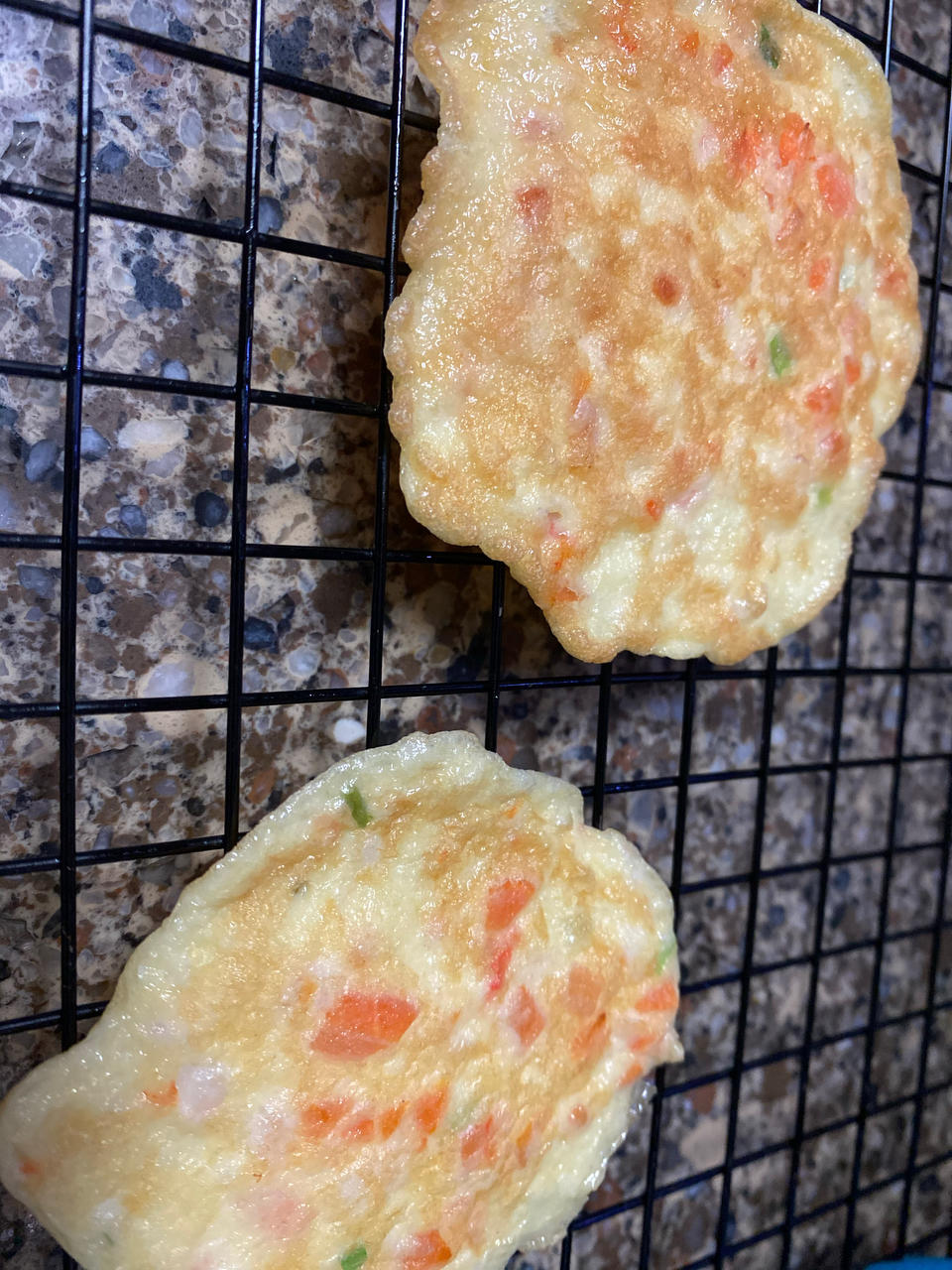 西兰花胡萝卜虾仁鸡蛋饼