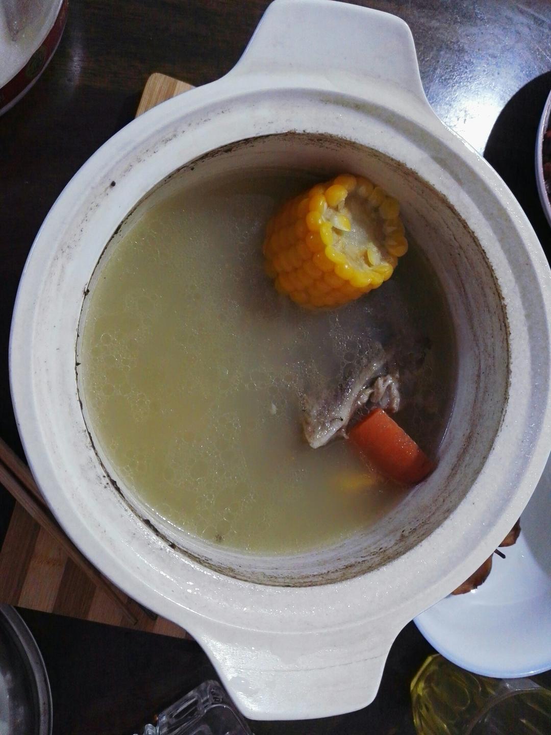 胡萝卜玉米大骨汤