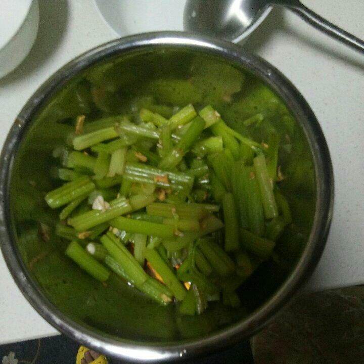 凉拌芹菜（简洁版）