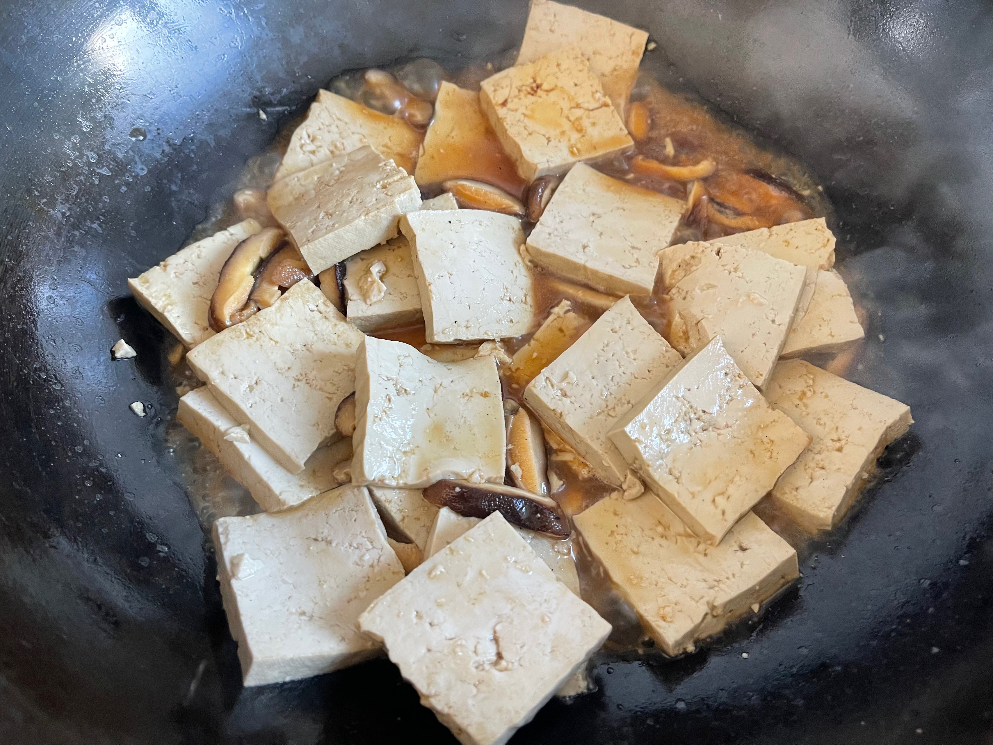 香菇烧黑豆腐的做法 步骤3
