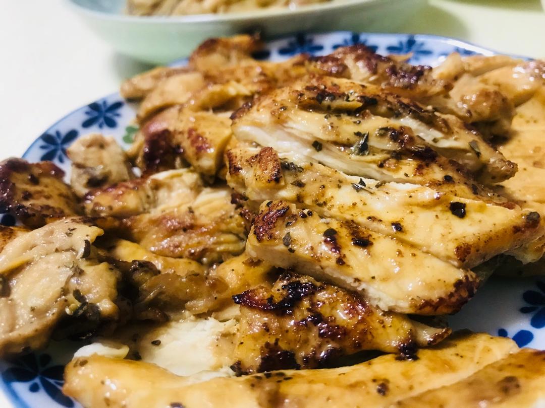 健身厨男版：香煎滑嫩鸡胸肉，全网最流行的鸡胸吃法！