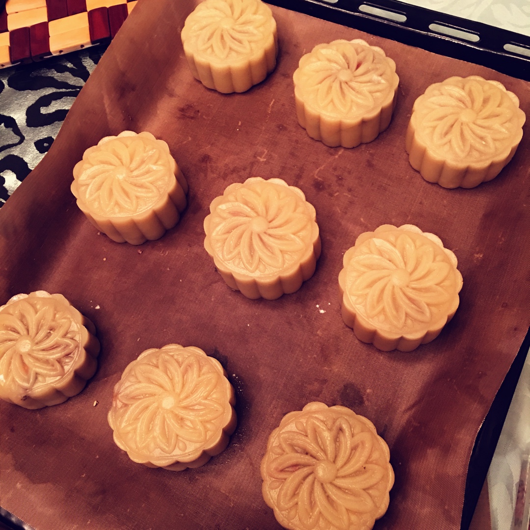 广式月饼－－蛋黄豆沙月饼