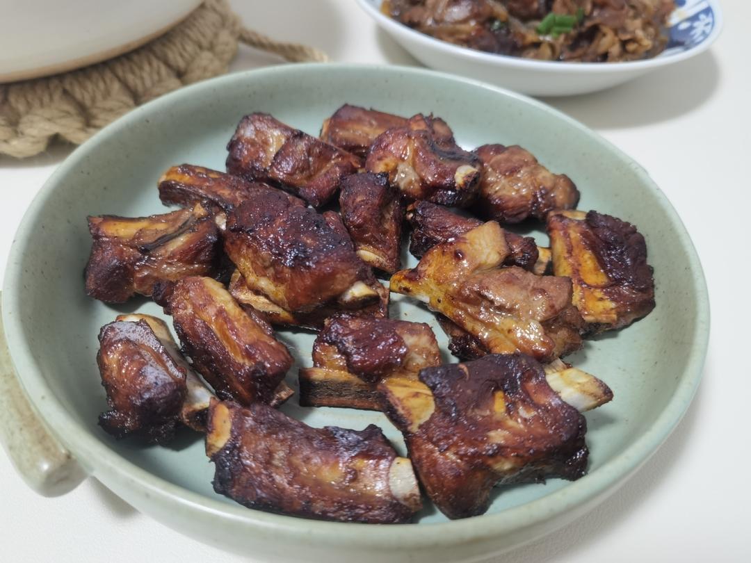 外焦里嫩！好吃到舔手指的蒜香烤排骨