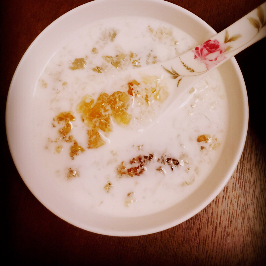 牛奶桃胶炖燕窝
