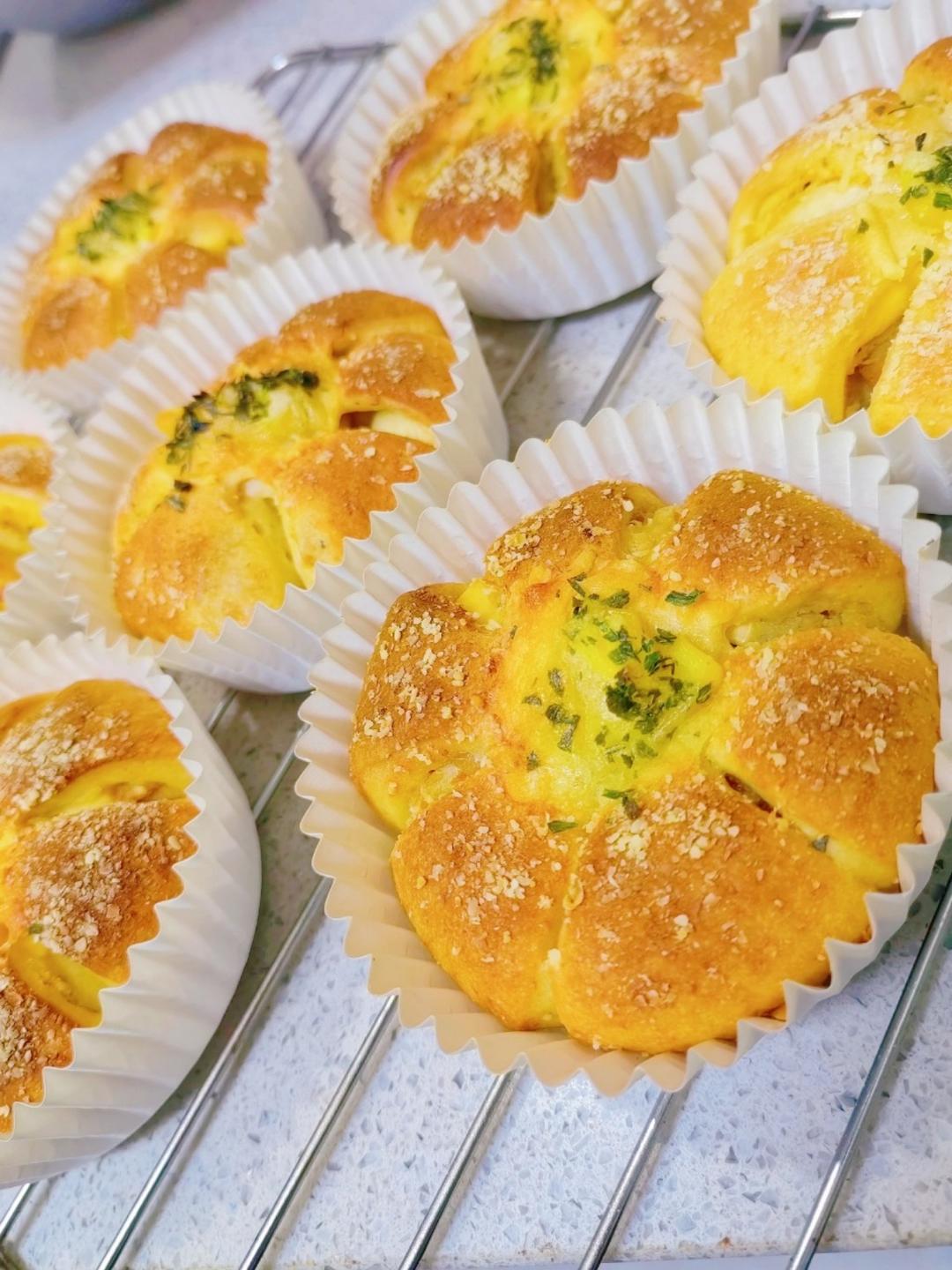 『美味咸香』椒盐土豆香肠花花包