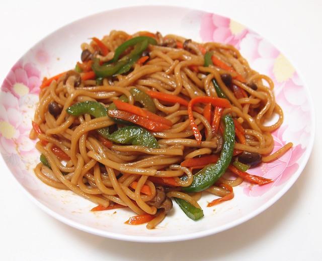 酱油杂菜炒面（升级版）(Fried Noodles with Vegetables in Soy Sauce)的做法