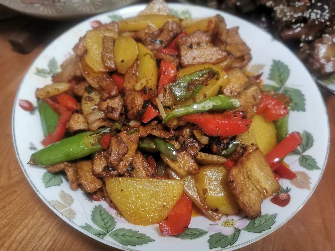 五花肉干煸土豆片