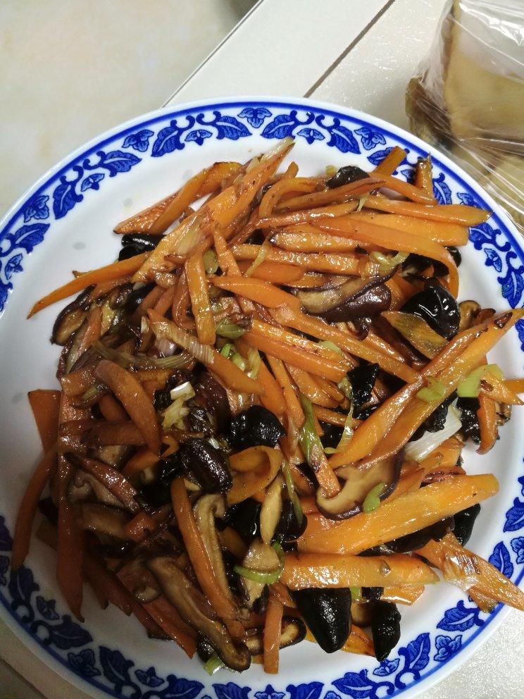 胡萝卜香菇炒木耳