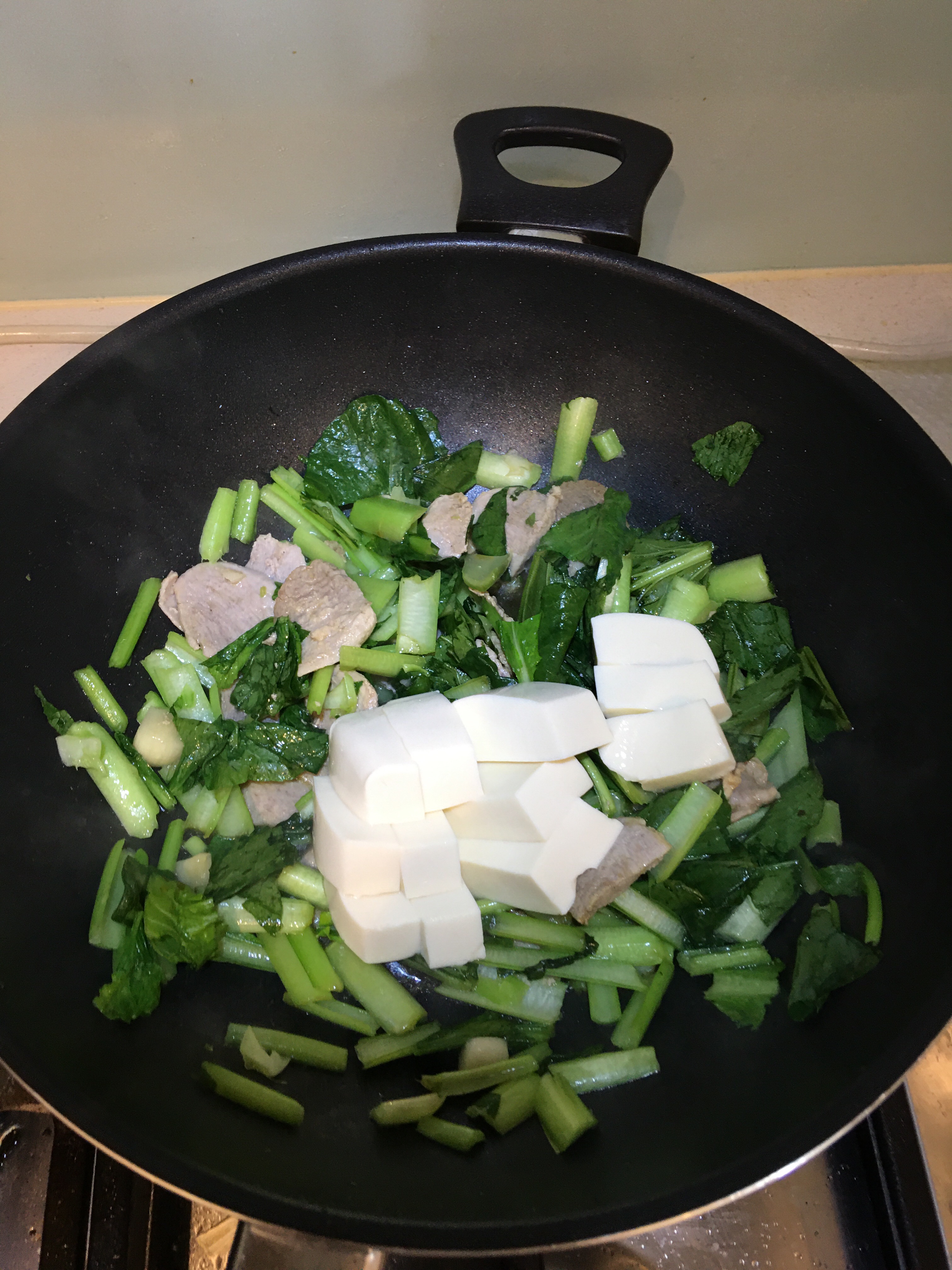 青菜豆腐肉片汤的做法 步骤2