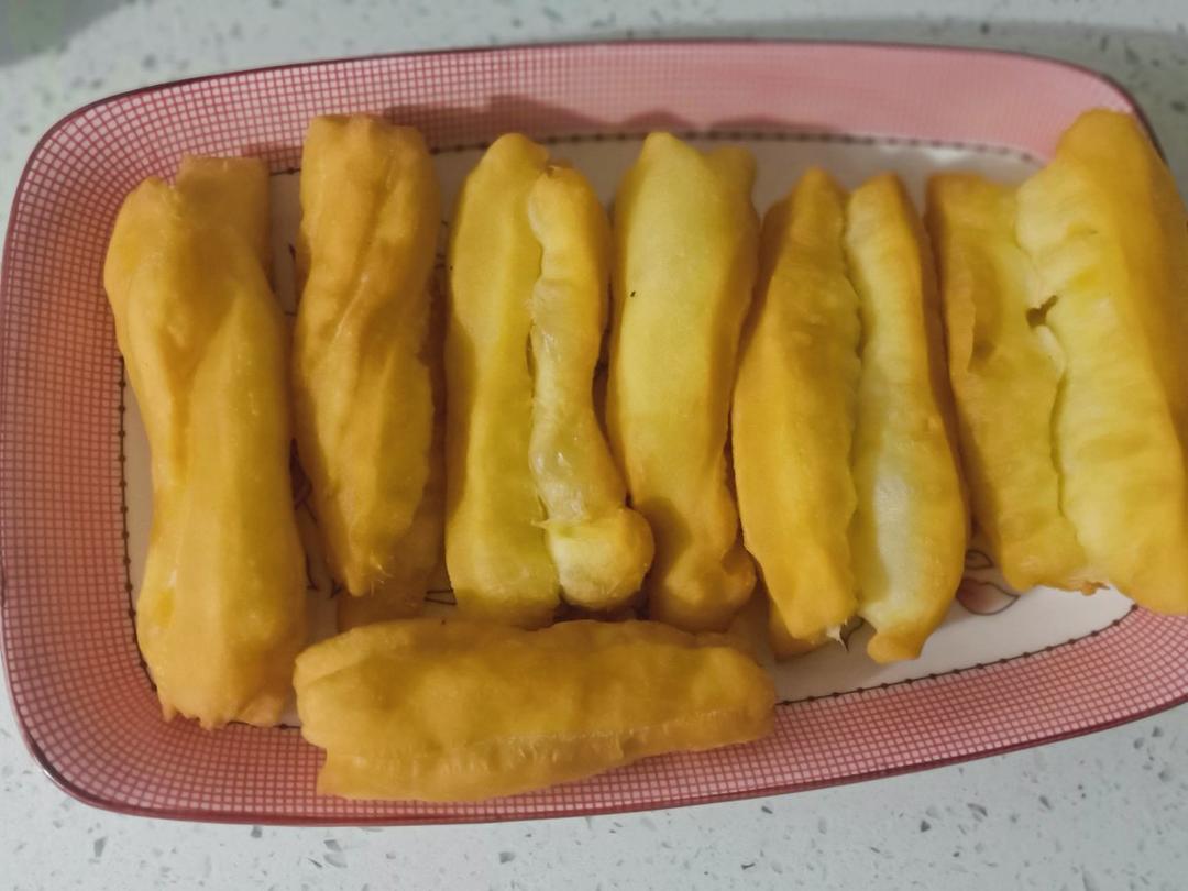 蓬松多孔炸油条的详细做法（普通面粉版） 配方很重要&和面手法也有讲究