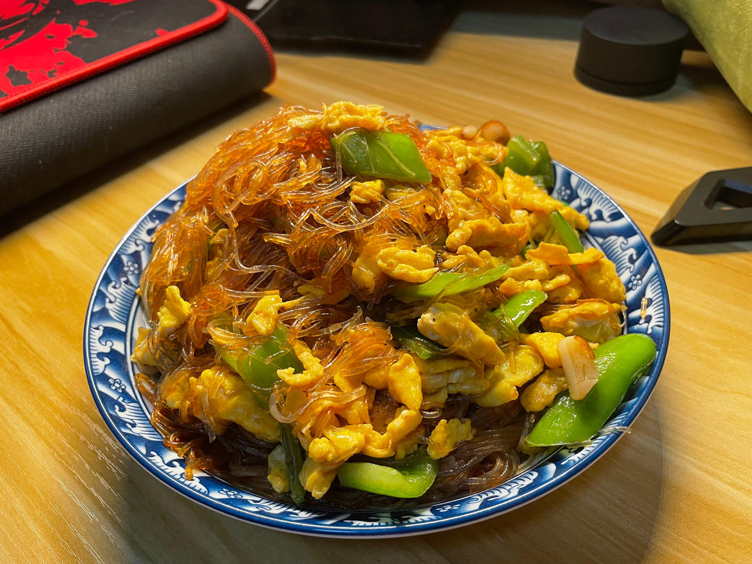 做鸡蛋炒粉丝，千万不要直接炒，多加一步，好看又好吃