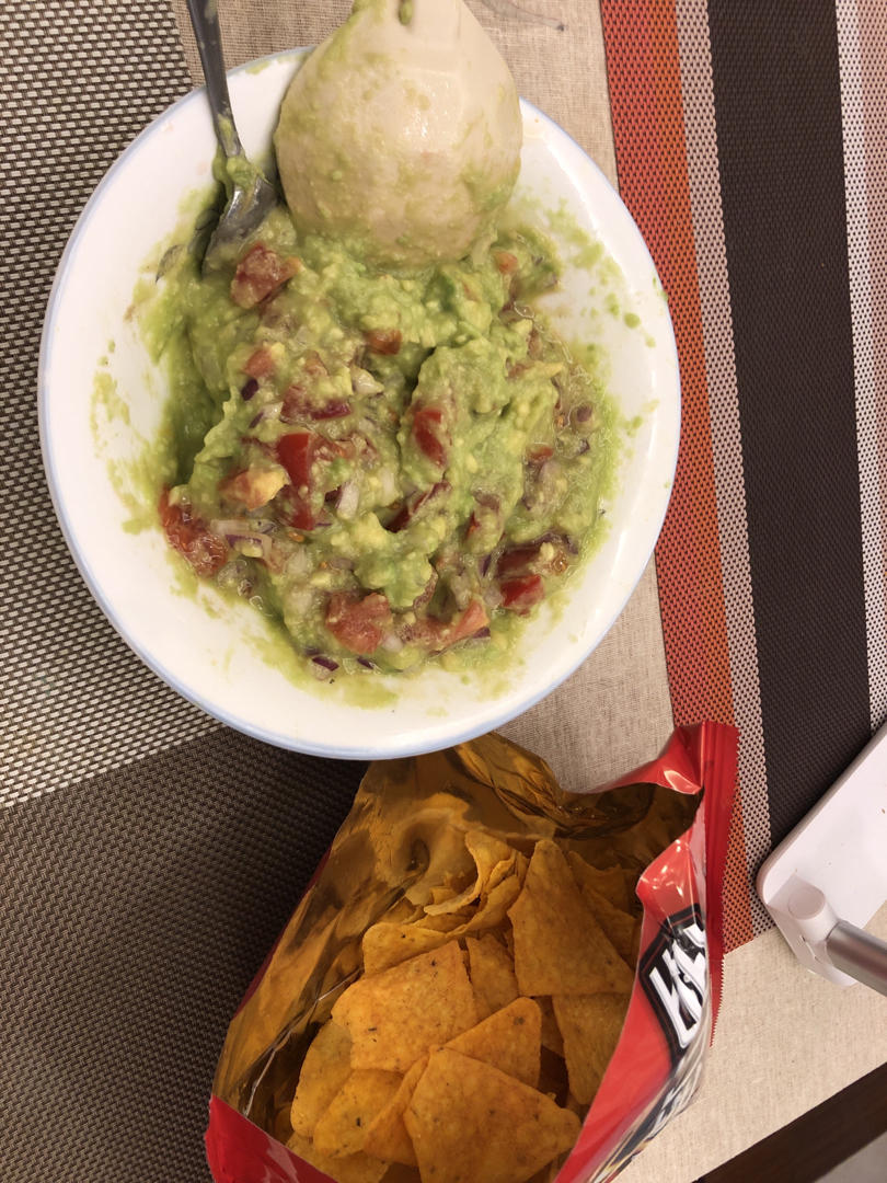 Guacamole 墨西哥牛油果酱，配玉米片