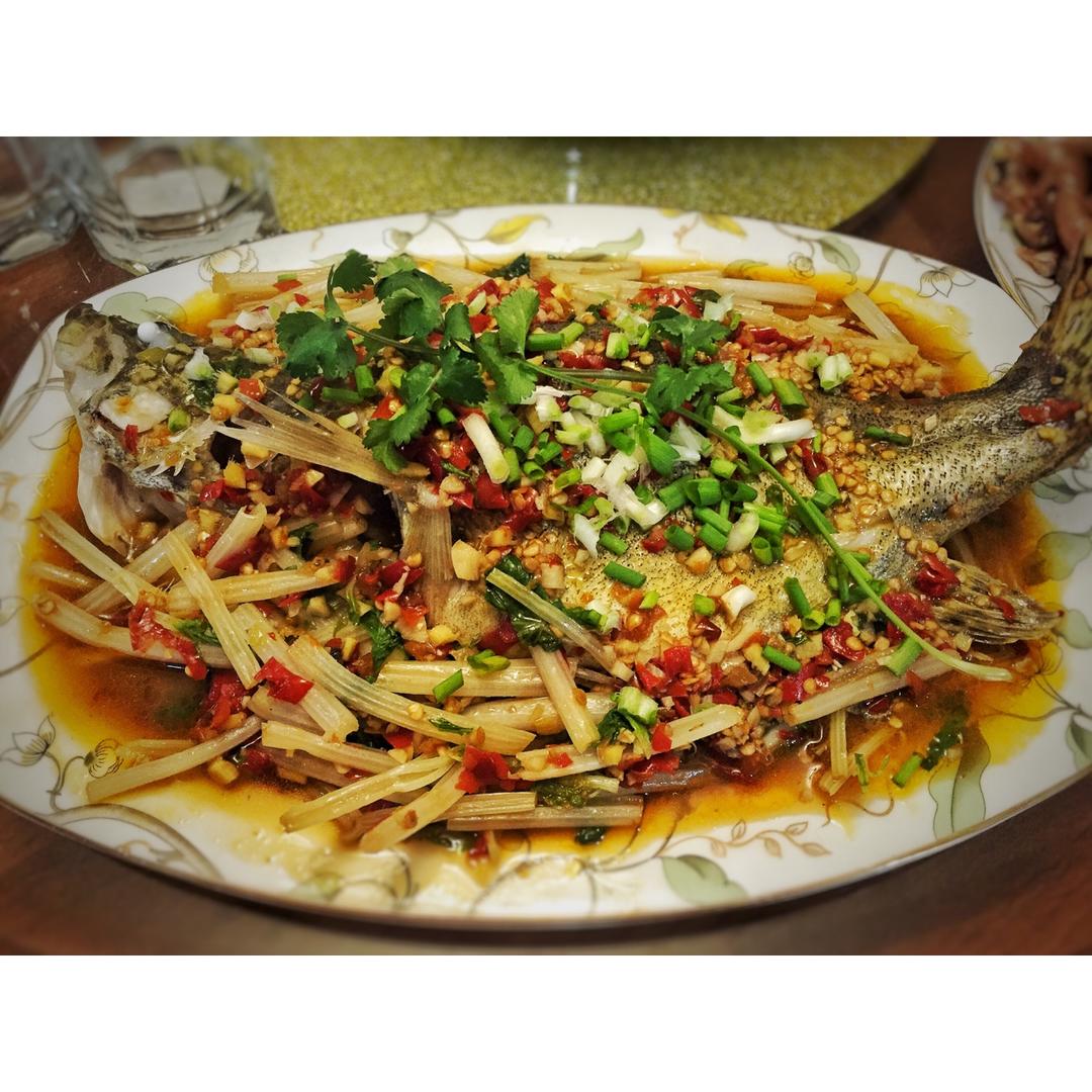 鲜椒芹菜烧鲫鱼