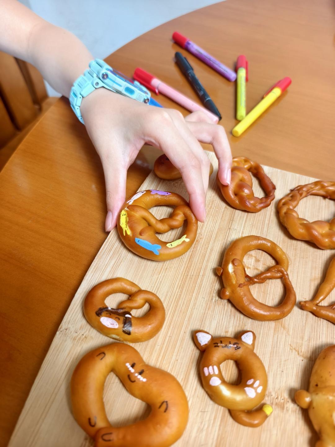 自制迷你碱水面包挂件🥨