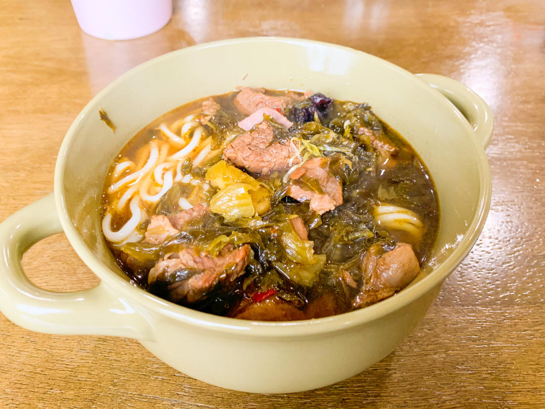 这一碗香辣酸菜牛肉面太美味！