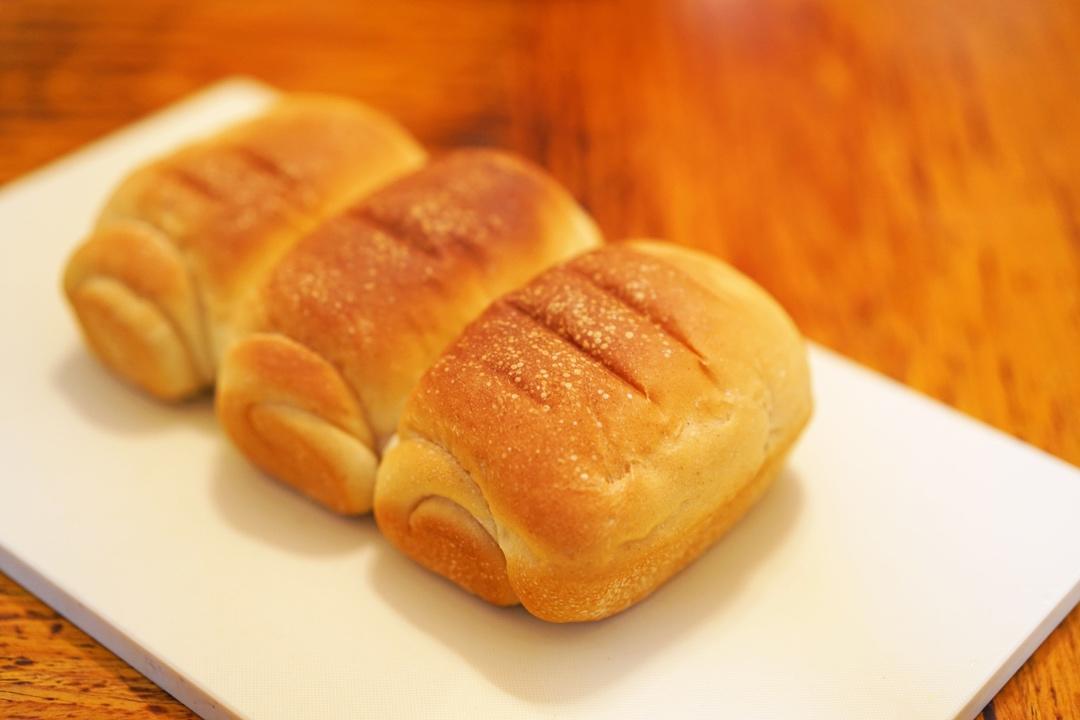 不用厨师机，不用揉半天，也能做出香甜的拉丝牛奶吐司面包！