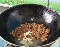 豌豆炒牛肉粒的做法 步骤8