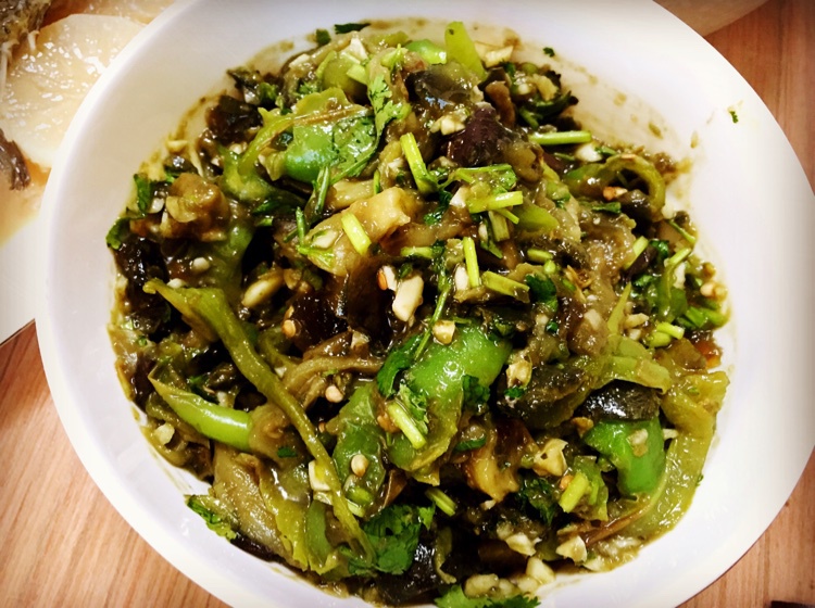 猫耳冬冬做的辣椒捣皮蛋