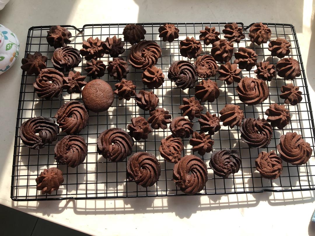 挤花毫无压力的巧克力曲奇