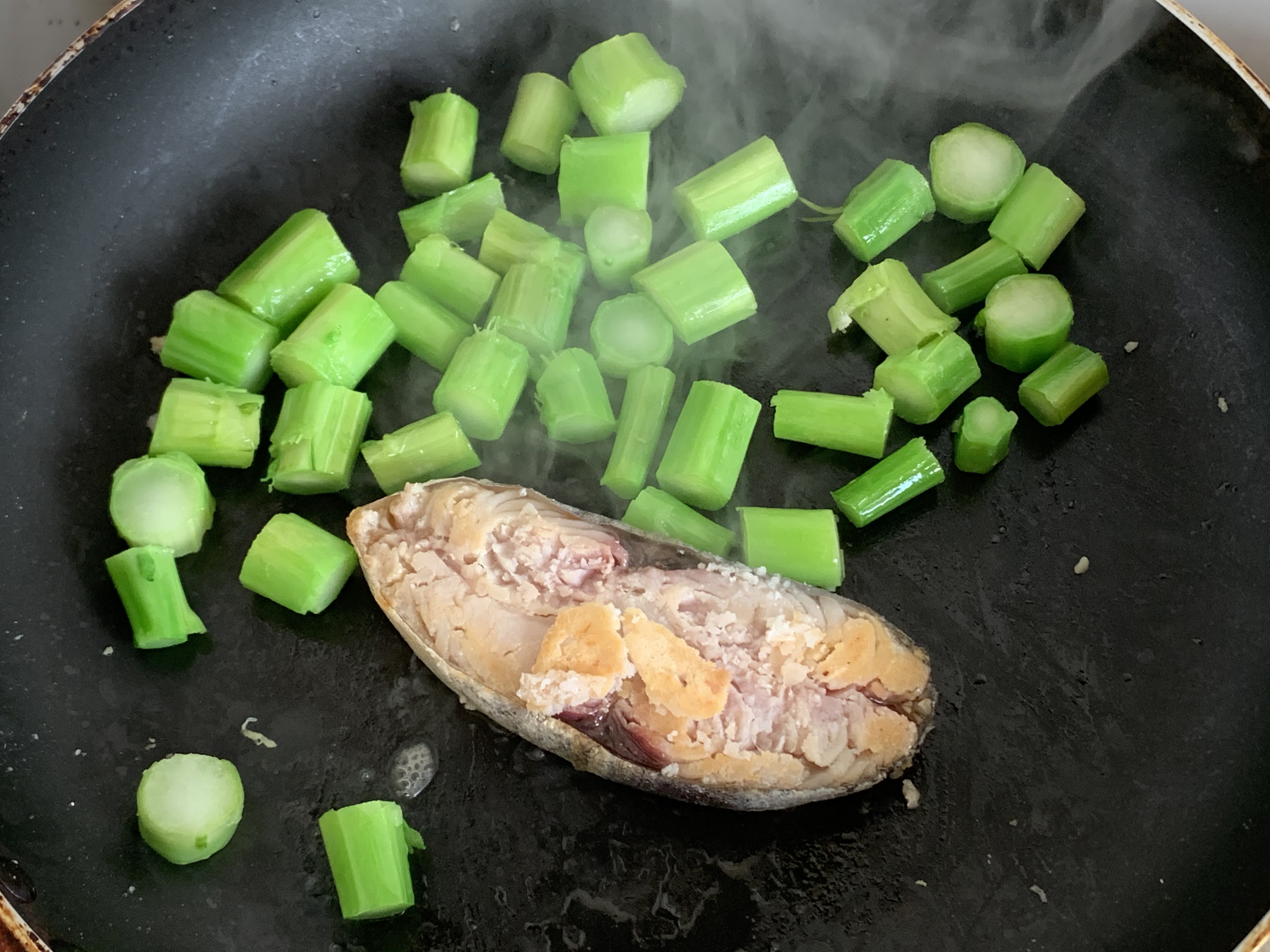 香喷喷超好吃的广式咸鱼鸡粒炒饭的做法 步骤3