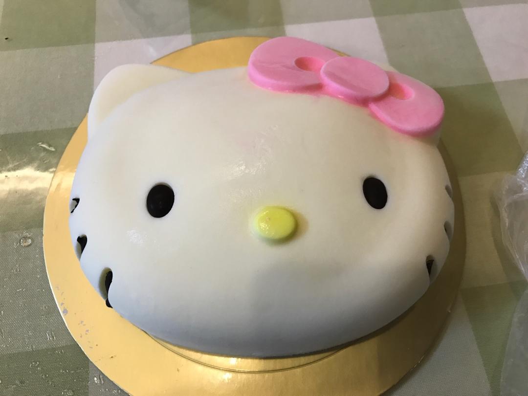 6寸kitty芝士慕斯蛋糕