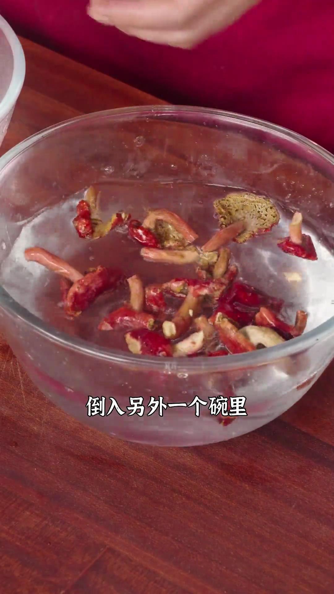 红菇猪肚鸡的做法 步骤3