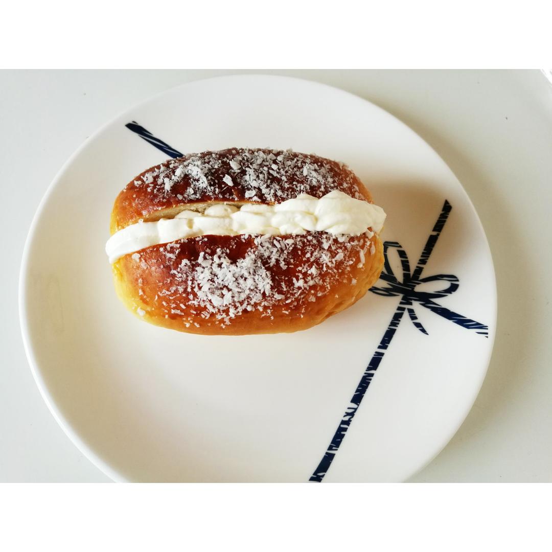 儿时去面包房必买的［椰丝奶油包］