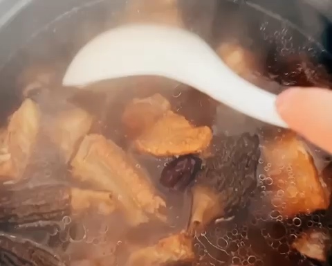 羊肚菌姬松茸排骨汤的做法 步骤9