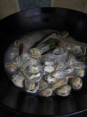 葱香花蛤汤的做法 步骤1