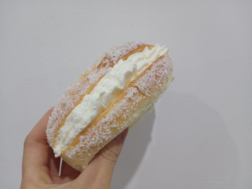 儿时去面包房必买的［椰丝奶油包］