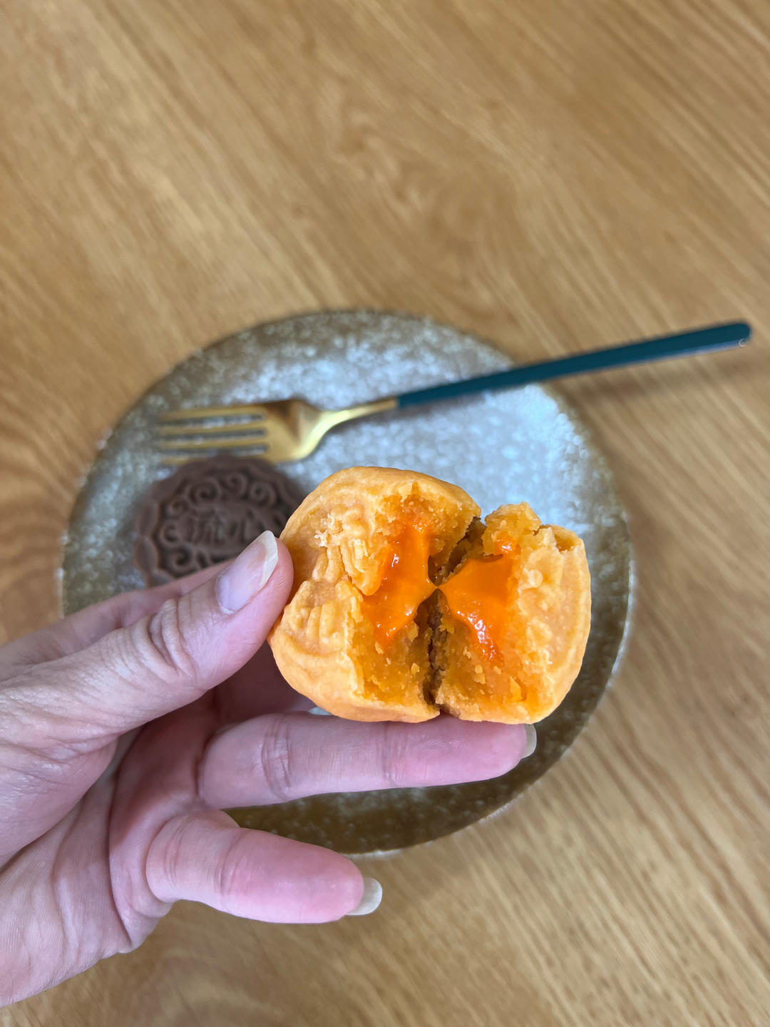 💃奶黄流心月饼——这是可以让你坐稳朋友圈厨霸位置的月饼🥮，没人点赞算我输👎