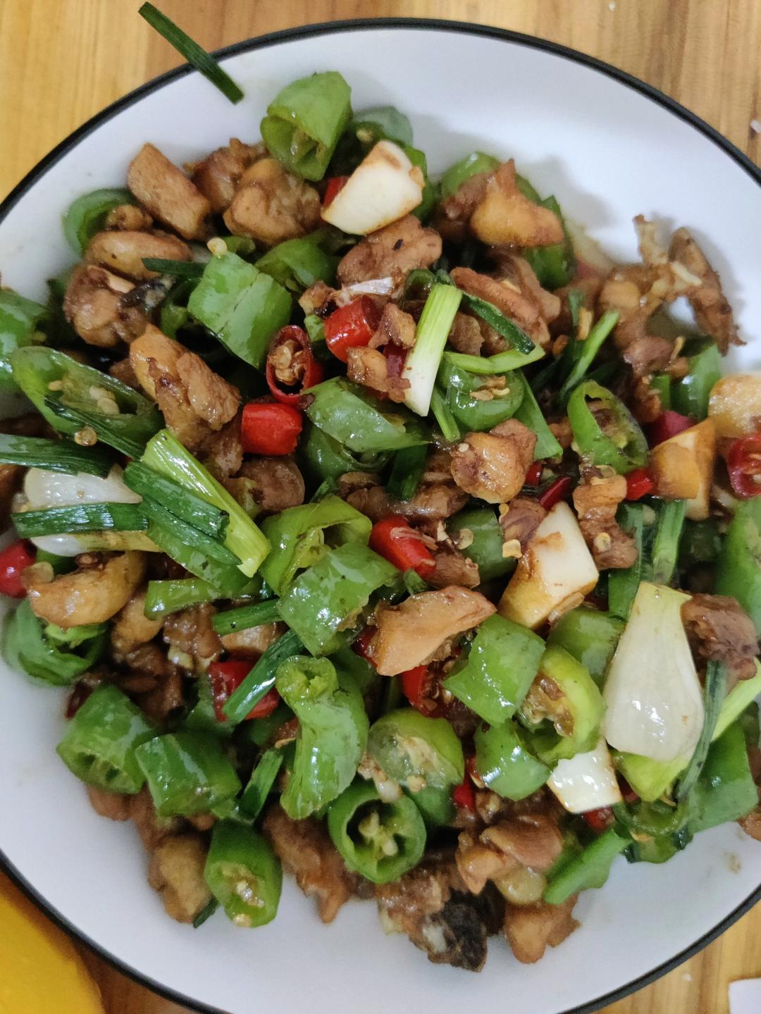 厨师长教你：“青椒炒鸡丁”的家常做法，开胃又下饭，味道很赞