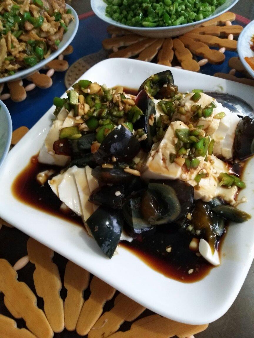 皮蛋拌豆腐