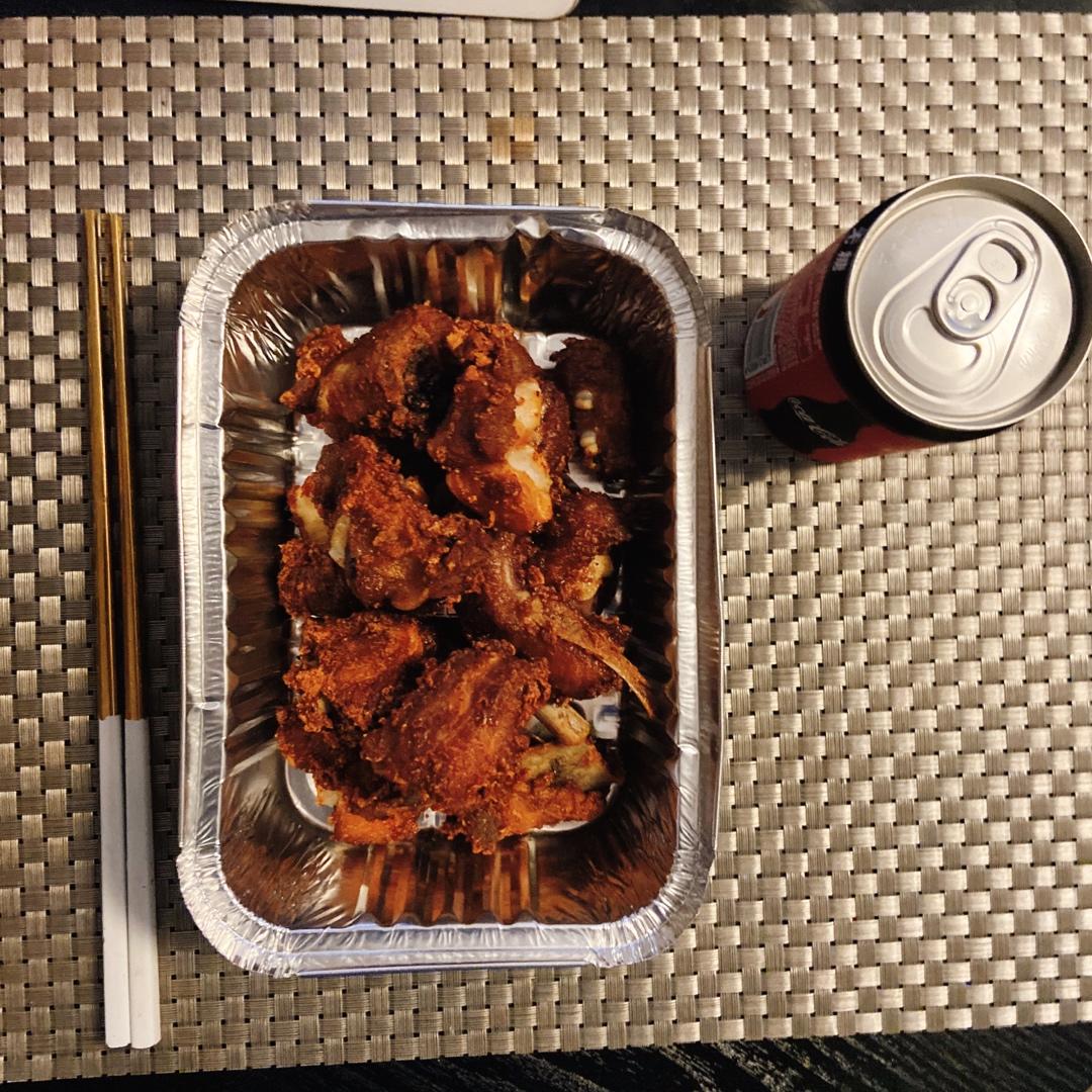 我家排骨从不红烧，加一些大蒜，出锅香喷喷，孩子吃完舔手指