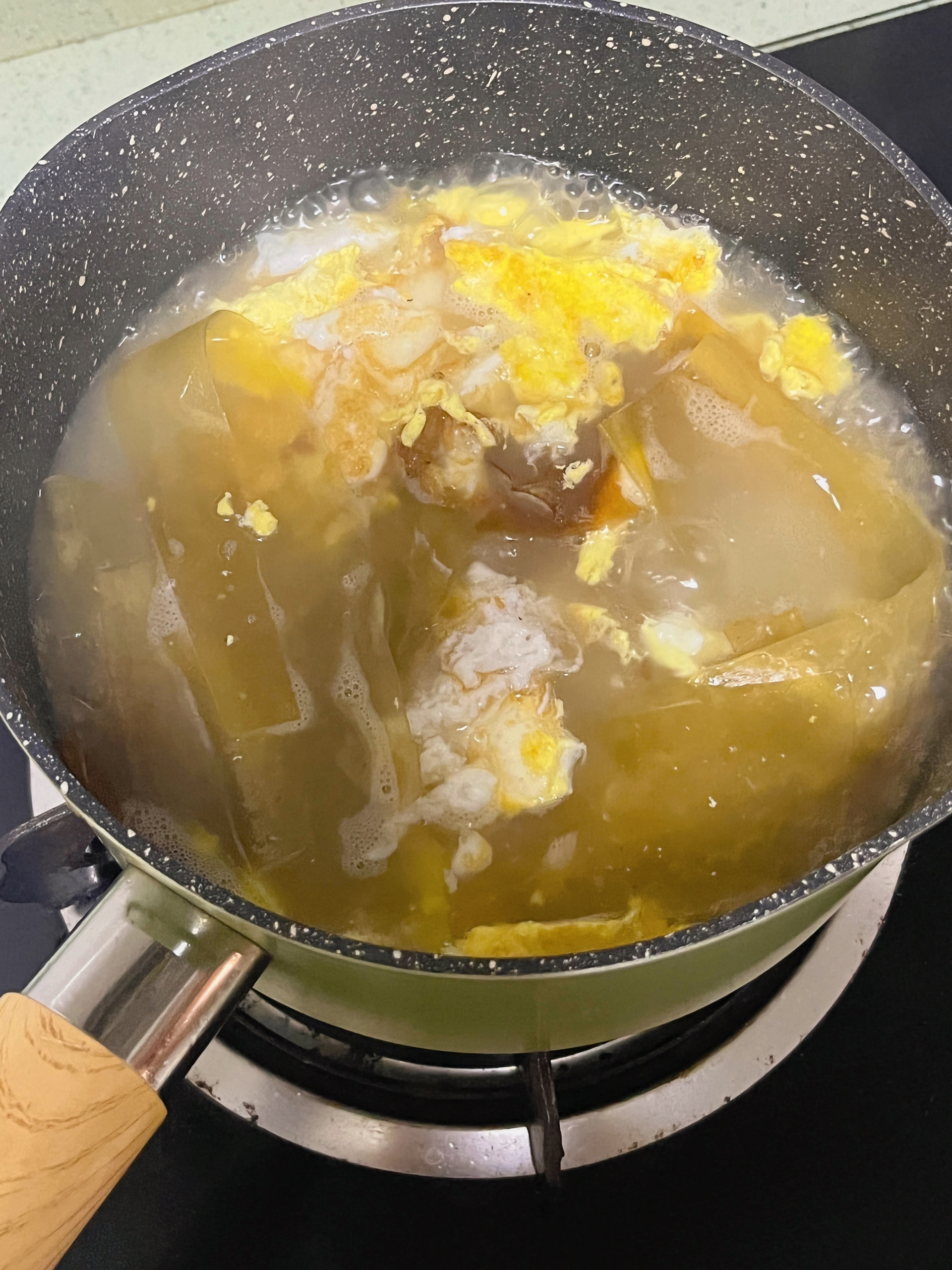 煎蛋海带白胡椒汤（清淡，可以汤泡饭）的做法