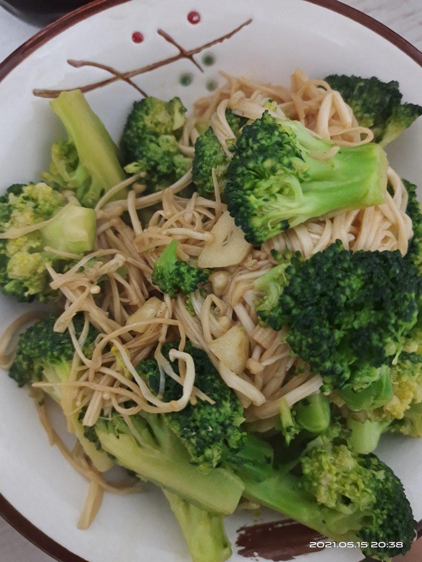 西兰花炒金针菇