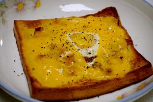 深陷奶酪的培根与太阳蛋吐司的做法 步骤5