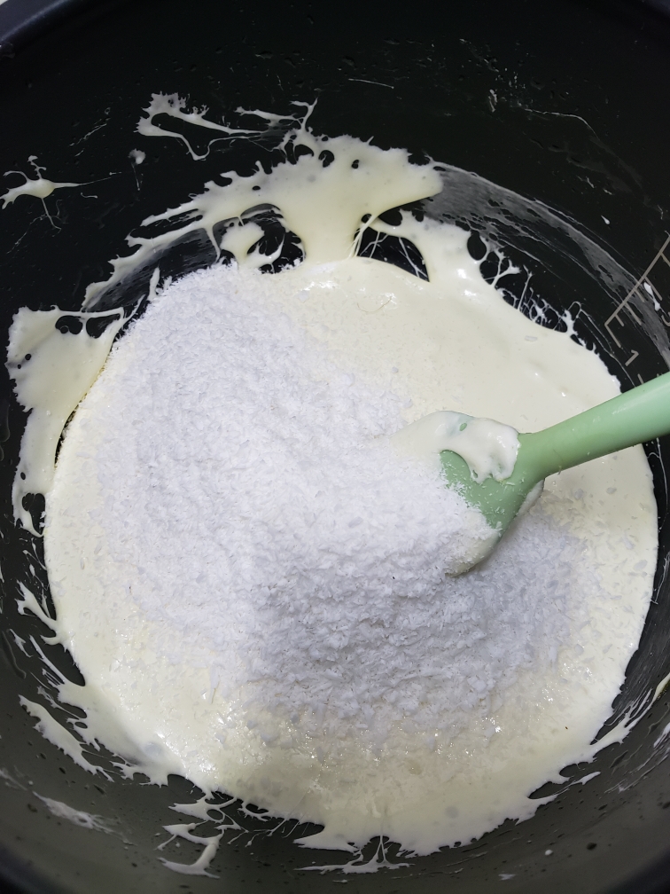 牛轧糖不要放奶粉，换一个口味，不太甜，更美味奥利奥椰丝牛轧糖【松下分体式饭煲】的做法 步骤6