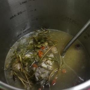 鸡骨草祛湿护肝汤的做法 步骤3