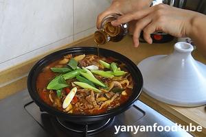 肥牛蘑菇砂锅 Beef & Mushroom Hotpot的做法 步骤8