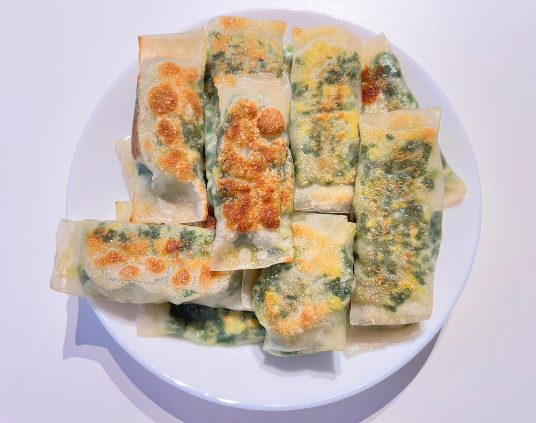 馄饨皮做出来的迷你版韭菜盒子，酥脆喷香～！