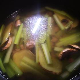 牛肉芹菜汤
