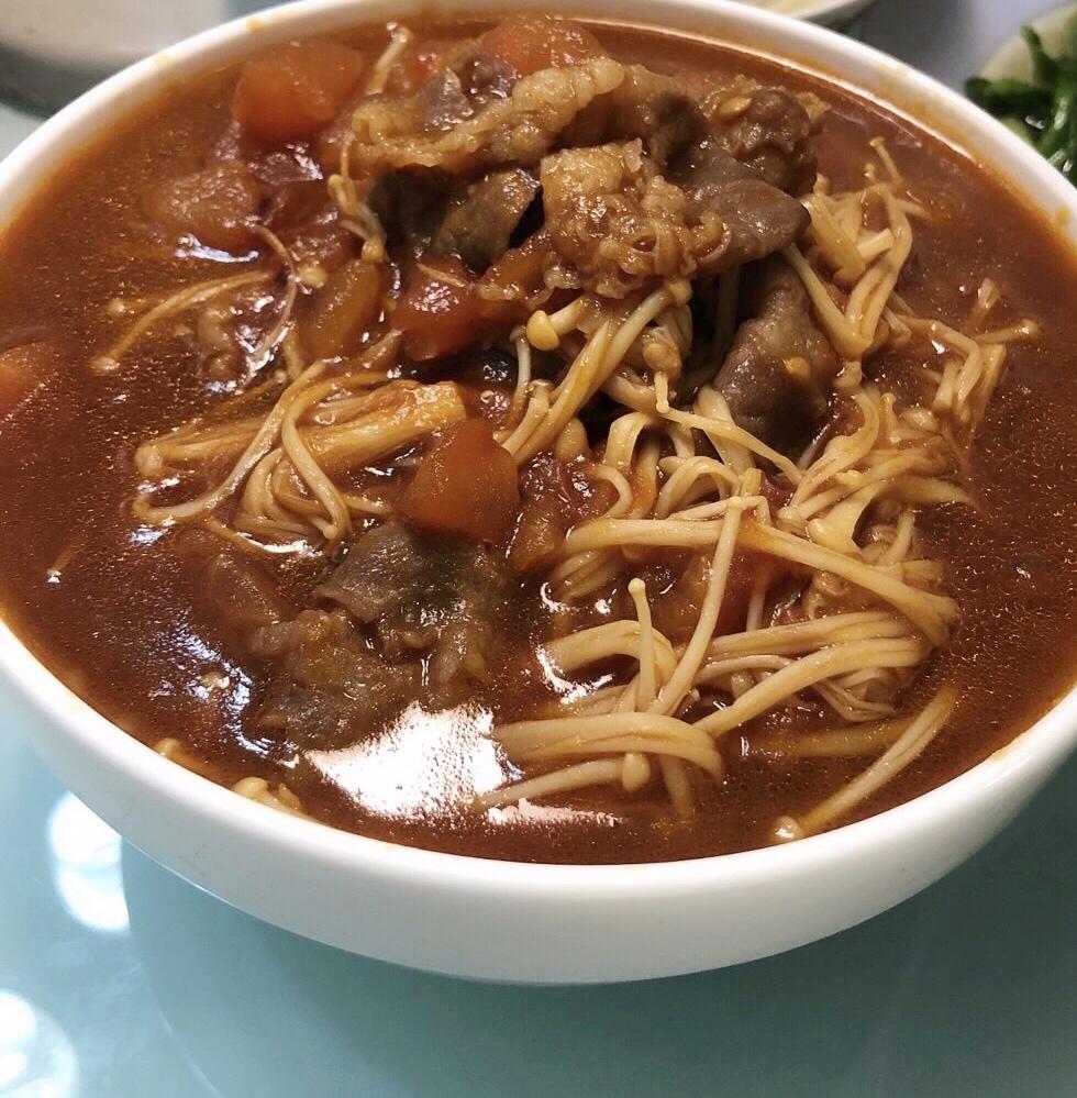 番茄金针菇肥牛锅 鲜到眉毛掉