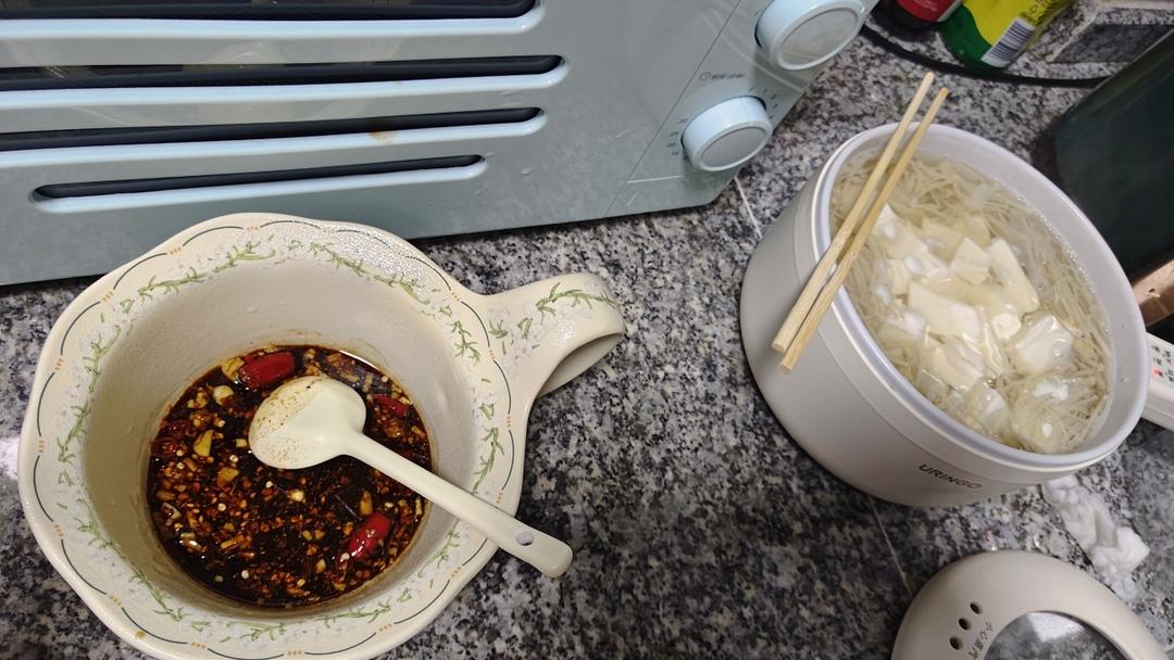 解馋减脂餐！酸辣开胃又下饭的菠菜拌金针菇