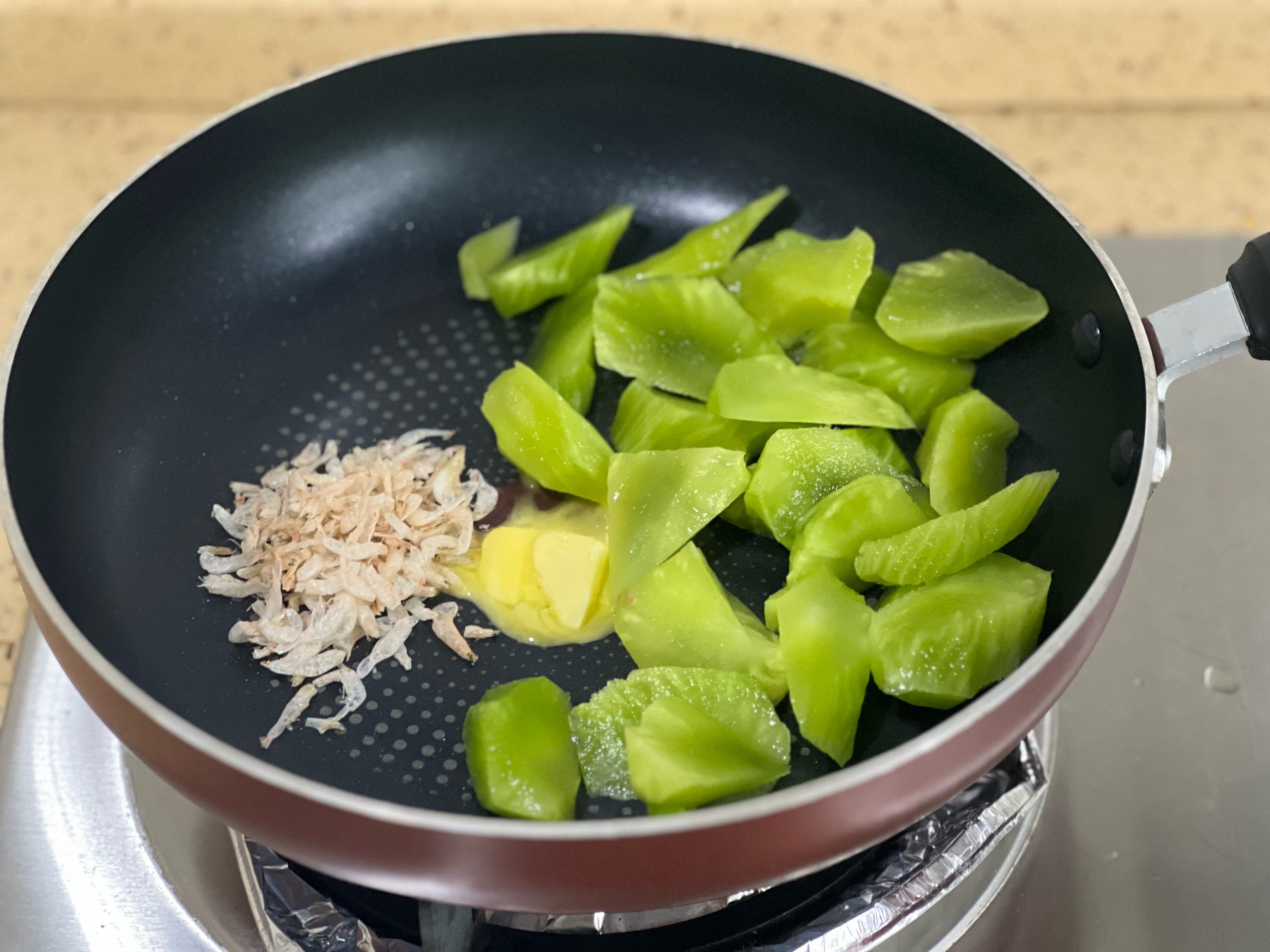 适合早餐配面包吃的蔬菜浓汤：莴苣虾皮汤的做法 步骤3