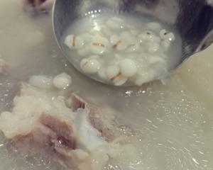健脾祛湿的冬瓜薏米猪骨汤的做法 步骤2