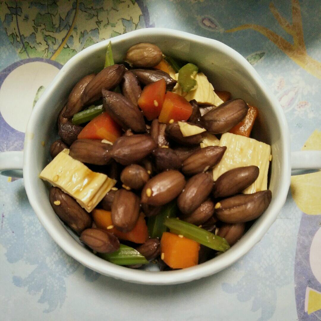 凉拌芹菜花生米胡萝卜