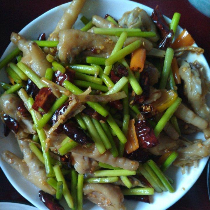 厨师长教你：“辣炒鸡爪”的家常做法，口感和味道都很赞，收藏了