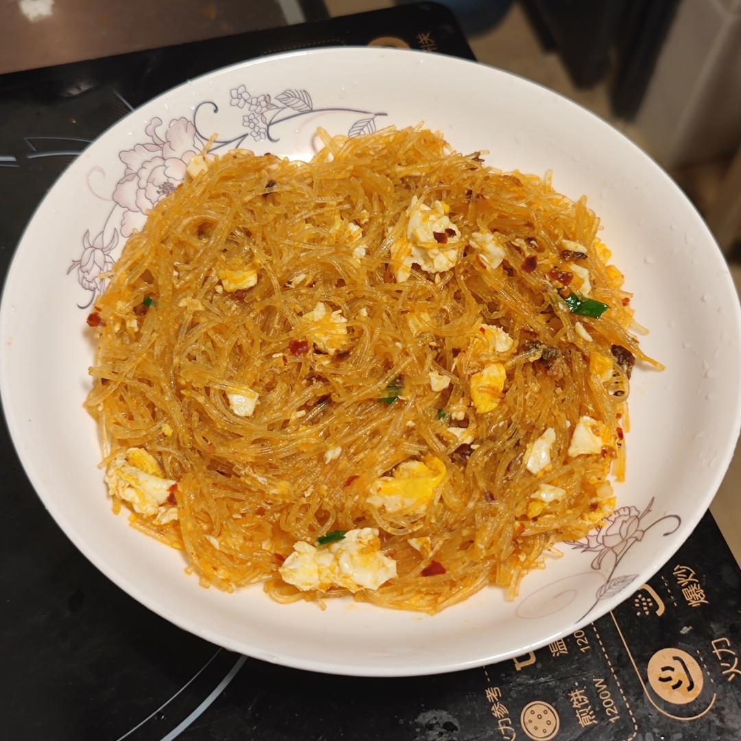 做鸡蛋炒粉丝，千万不要直接炒，多加一步，好看又好吃
