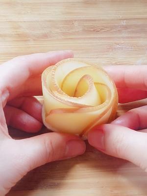 用手抓饼就能做出高颜值的苹果玫瑰酥的做法 步骤9